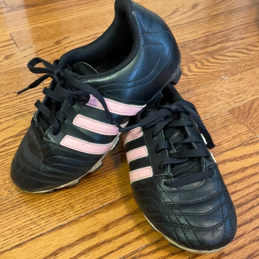 Adidas black & pink youth soccer cleats size 2